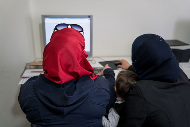 Möjligheten att få ett jobb ökar med utbildning. Här får kvinnor på flykt från Syrien dataundervisning av Kvinna till Kvinnas samarbetsorganisation Women Now i Libanon. Foto: Christopher Herwig