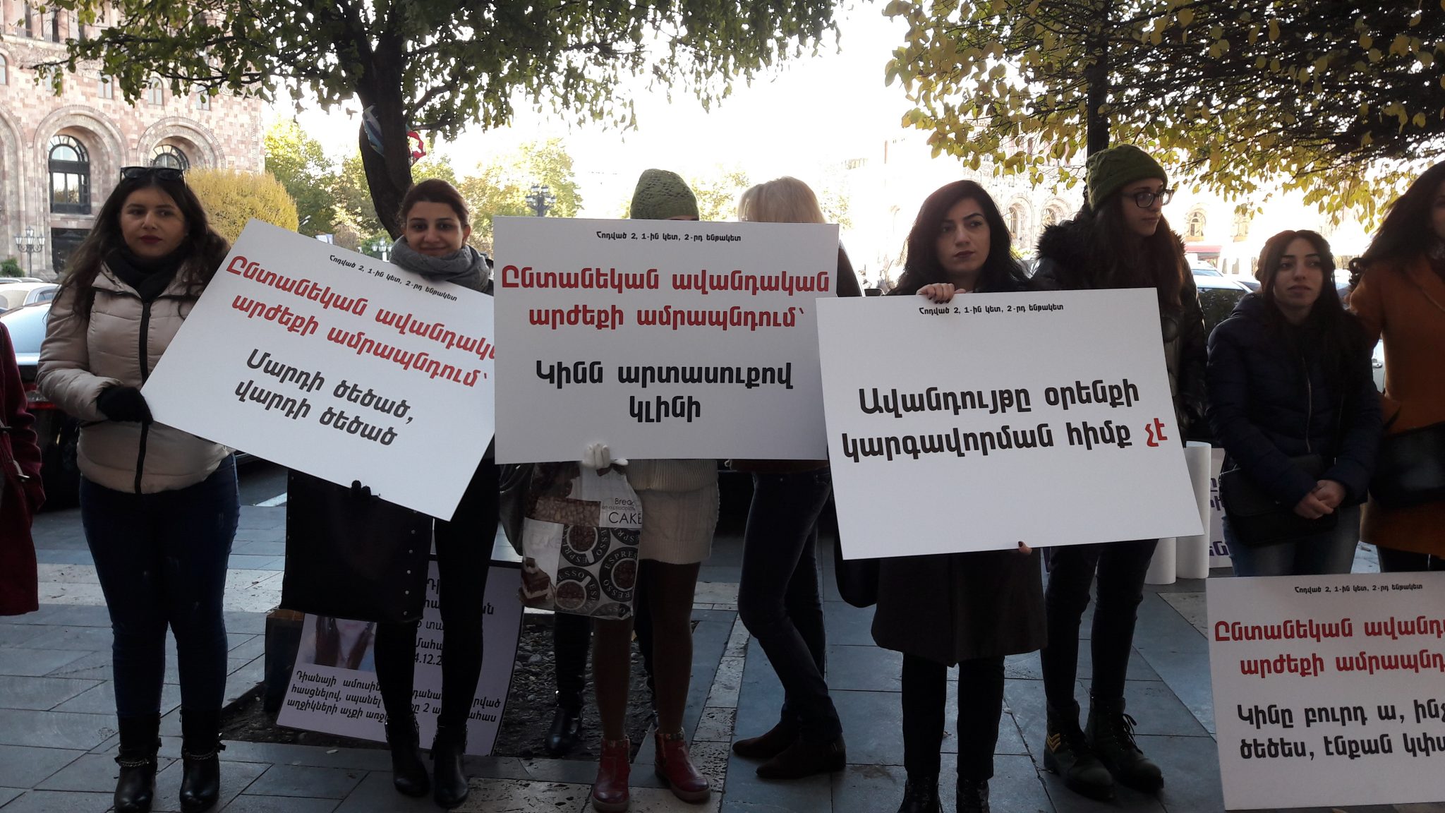 Demonstranter i Armenien protesterar mot våld i hemmet. 