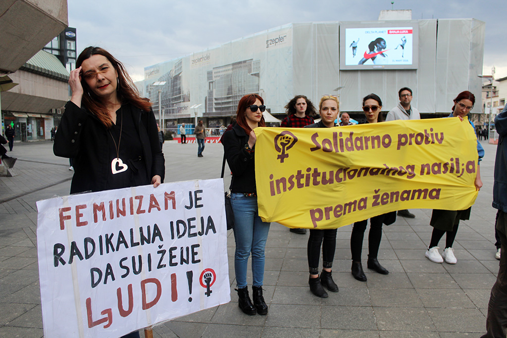 På internationella kvinnodagen 2019 demonstrerade Foundation United Women Banja Luka för kvinnors rättigheter. Aleksandra Petric bar en vit skylt med budskapet: 