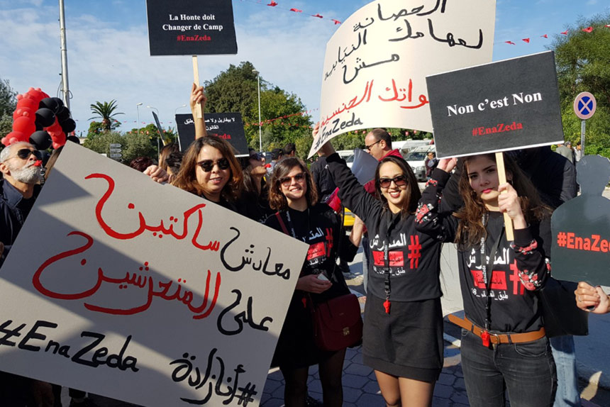 Tunisien har haft fri abort sedan 1973, alltså längre än Sverige. Just nu verkar dock de tunisiska myndigheterna ointresserade av att värna om aborträtten, enligt vår partnerorganisation Aswat Nissa som på bilden manifesterar mot sexuella trakasserier. Foto: Kvinna till Kvinna / Ane Birk