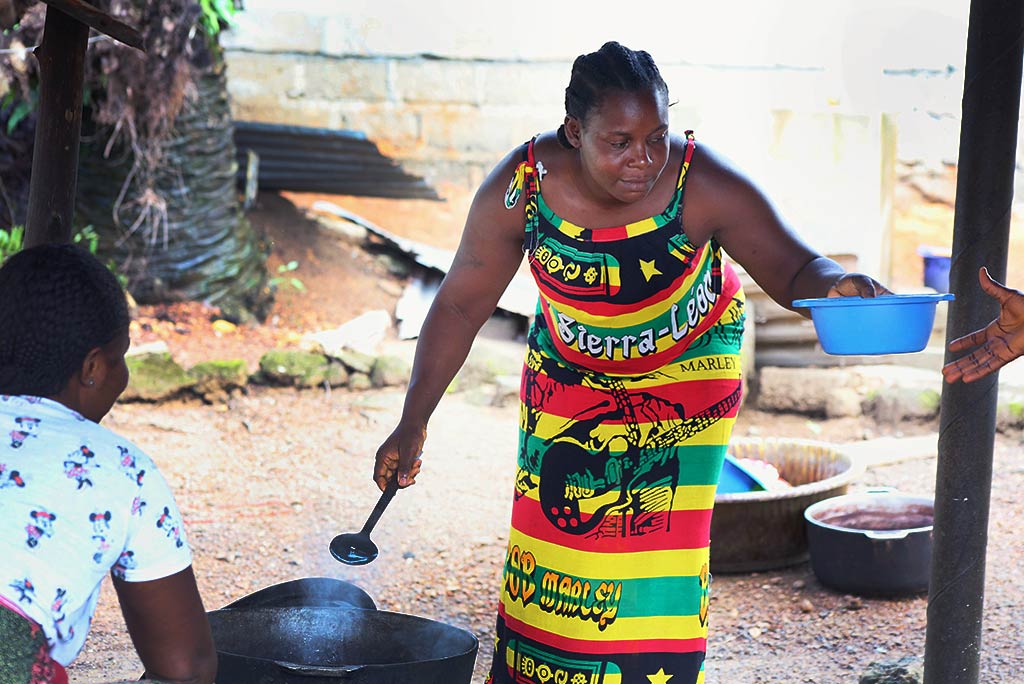 Patience Harris har ett småföretag där hon säljer mat. Verksamheten drabbades hårt under pandemin. Foto: Wolobah Sali