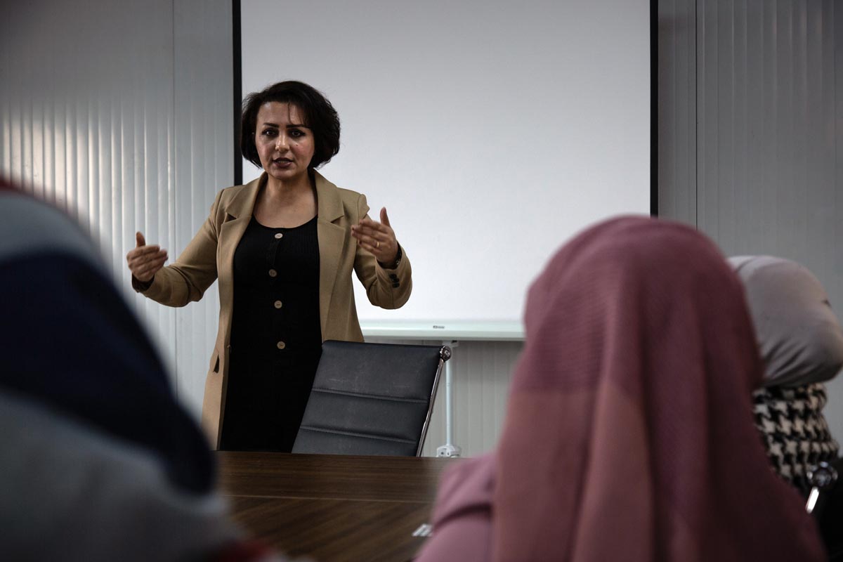 Awezan Noori Hakeem fick uppleva våld tidigt i sitt liv. Hon har arbetet för att stötta våldsutsatta kvinnor i mer än 15 år. I dag är hon vice ordförande för Kvinna till Kvinnas partnerorganisation Pena Center for Combatting Violence Against Women i Irak. Foto: Teba Sadiq