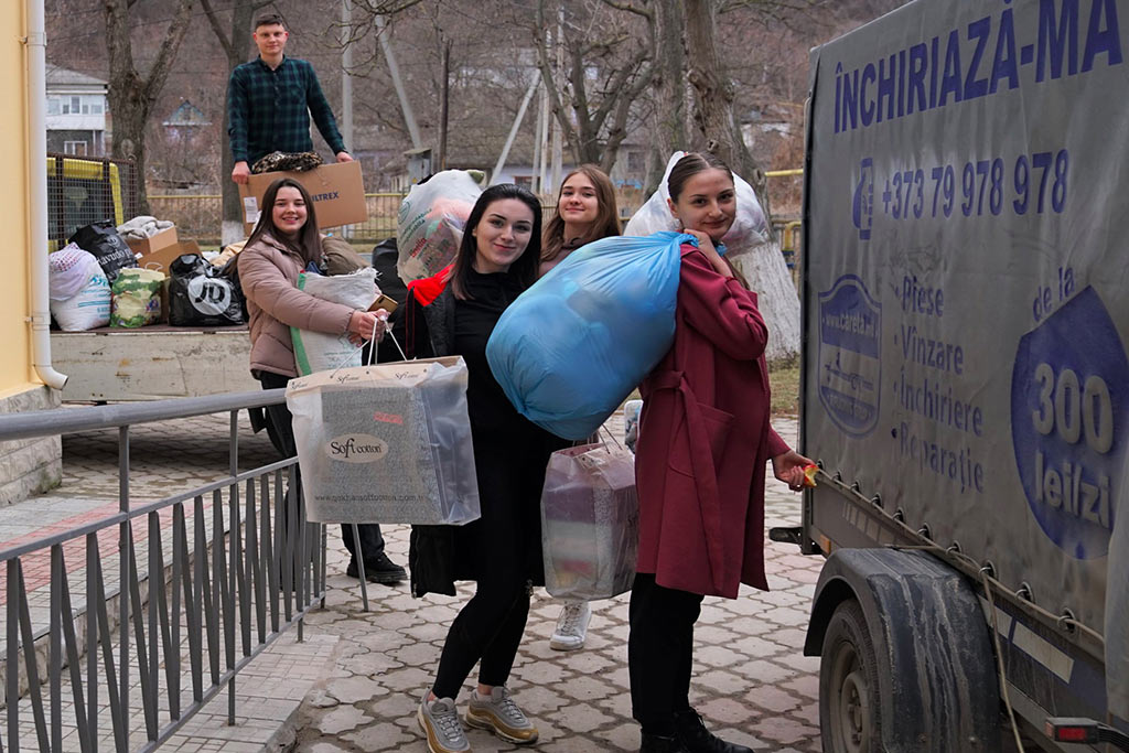 Unga volontärer från Dacia Center hjälper till att lasta ur humanitära hjälppaket till kvinnor och barn som flytt från Ukraina. Foto: Medlem i National Coalition ”Life without Violence”
