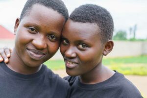 Lea, 18, och Honorine, 17, har lärt känna varandra genom Empower Rwandas program "Her Voice, Her Right".