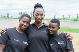Olivia Promise Kabatesi (mitten) tillsammans med två av flickorna i Empower Rwandas program: Lea (vänster) som är 18 och Honorine (höger) som är 17.