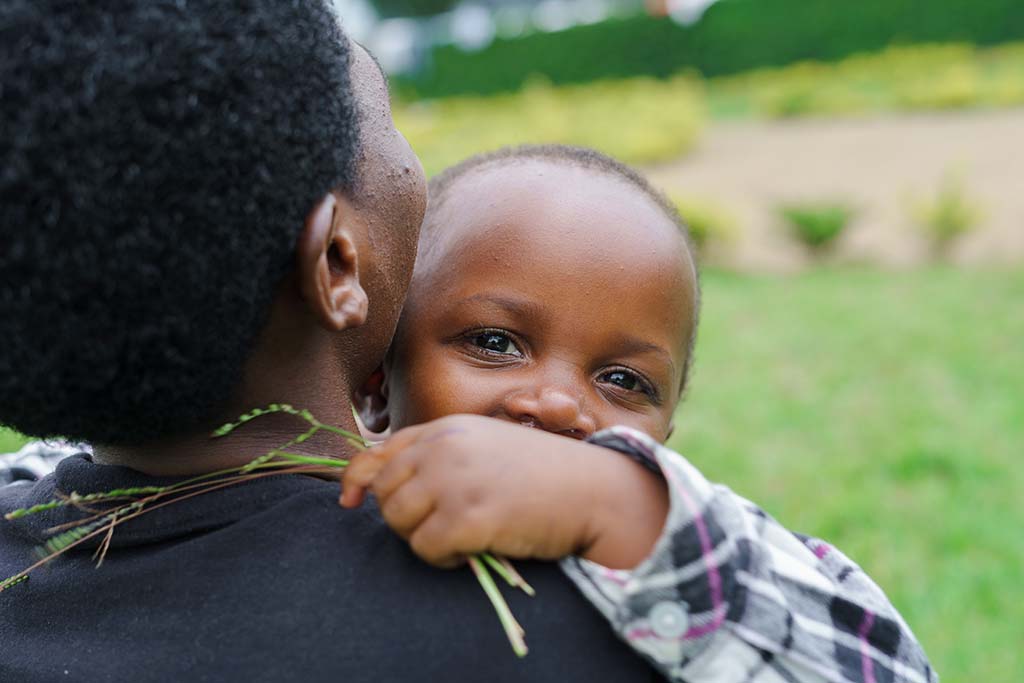Theodette, 19, tillsammans med sin 2-åriga dotter. Theodette deltar i ett program för tonårsmödrar som drivs av Kvinna till Kvinnas partnerorganisation Empower Rwanda. Foto: Gloria Powell