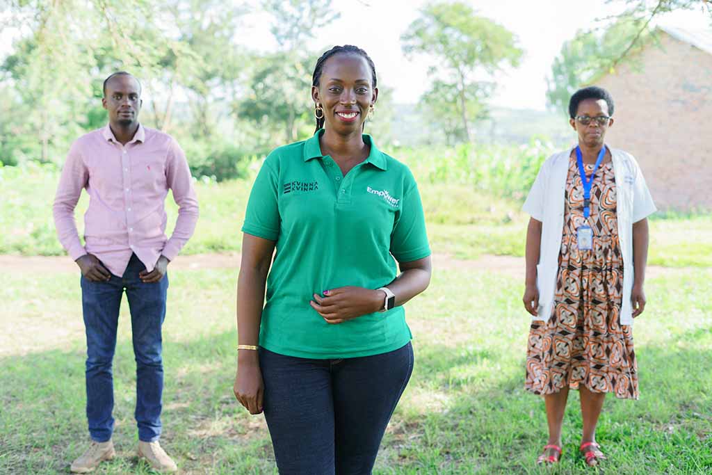 Olivia Promise Kabatesi (mitten) är grundare av Kvinna till Kvinnas partnerorganisation Empower Rwanda. Sedan 2021 samarbetar Empower Rwanda med hälsocentret Bugaragara. Maurice Kagame (till vänster) är sjuksköterska och chef för centret. Xaverine Mukabideli (till höger) arbetar med individuell samtalsrådgivning. Foto: Gloria Powell
