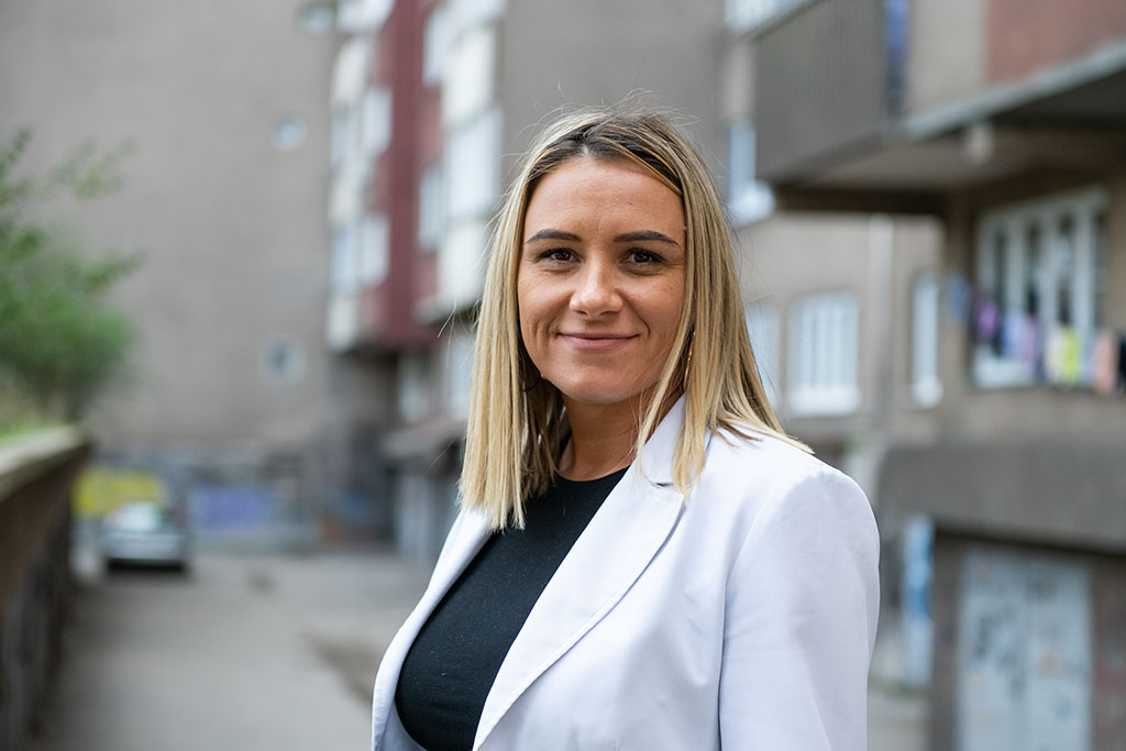 Aida Ćosić, 35, hade en egen advokatbyrå i tio år innan hon började jobba på Kvinna till Kvinnas partnerorganisation Center of Women’s Rights. Foto: Imrana Kapetanović