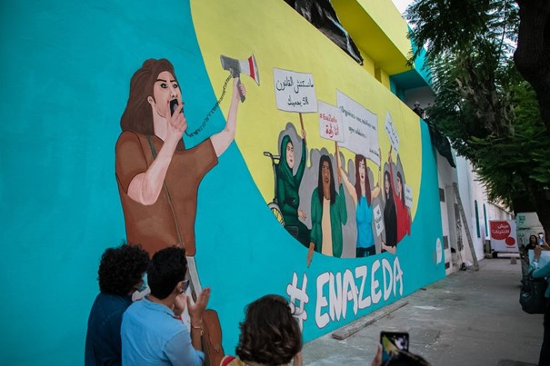 I Tunisien hedrade Kvinna till Kvinnas partnerorganisation Aswat Nissa alla modiga röster som brutit tystnaden runt sexuella trakasserier genom #EnaZeda-rörelsen med en väggmålning inspirerad av kvinnors demonstrationer för att fördöma patriarkatet. Foto: Aswat Nissa 