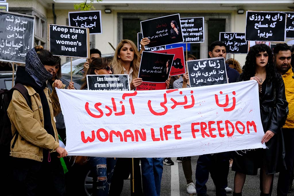 Demonstranter framför den iranska ambassaden i Bryssel, Belgien, i september 2022 efter Jina Mahsa Aminis död. Foto:  Alexandros Michailidis