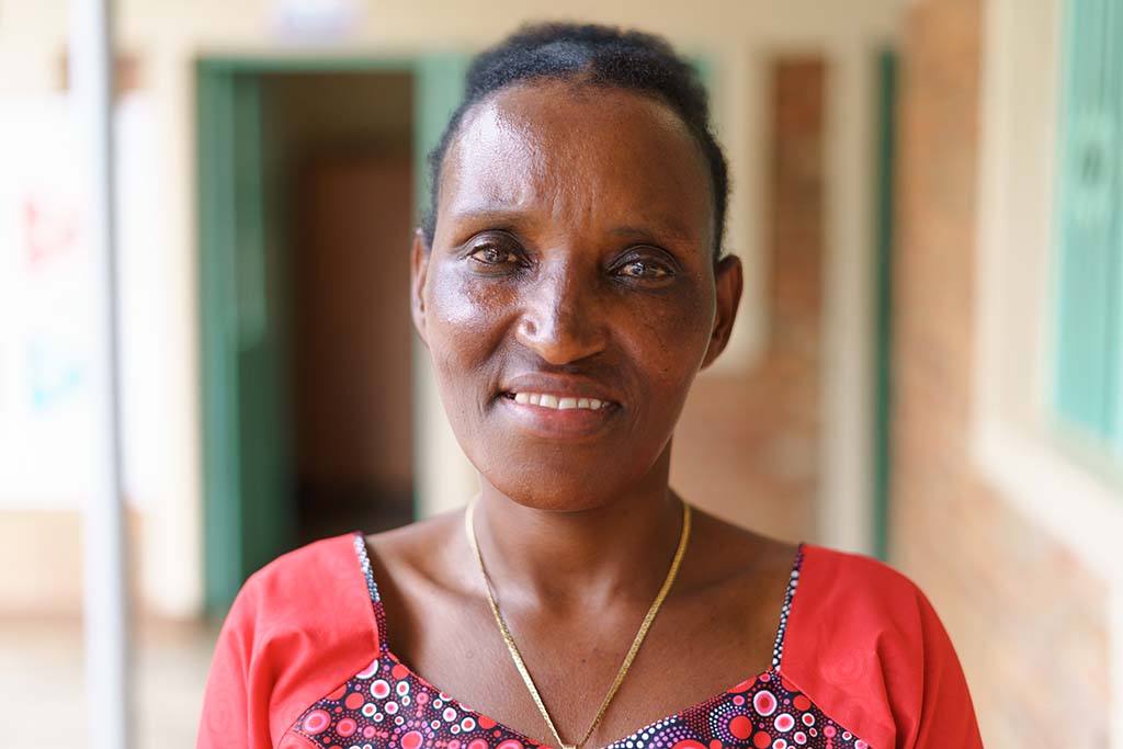 Lawrence, 50, levde i fattigdom och lämnades helt ensam med vårdnaden av ett av sina barn. Hon kunde inte kräva sina rättigheter förrän hon hittade Kvinna till Kvinnas partnerorganisation Haguruka i Rwanda. Foto: Gloria Powell