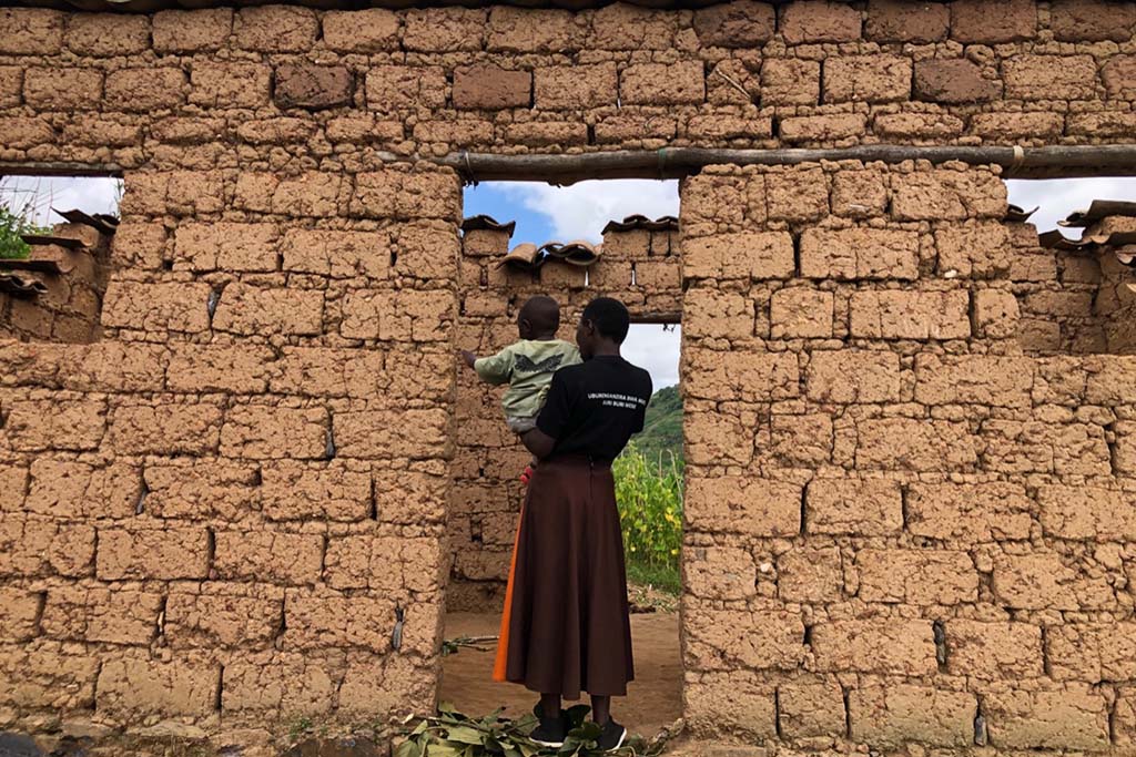 26-åriga studenten och ensamstående mamman Musabyimana Claudine fick stöd från Kvinna till Kvinnas partnerorganisation Our Sister’s Opportunity. Som många andra i Rwanda drabbades hennes familj hårt av översvämningar och jordskred i början av maj. Foto: Kvinna till Kvinna/Aline Niwenshuti
