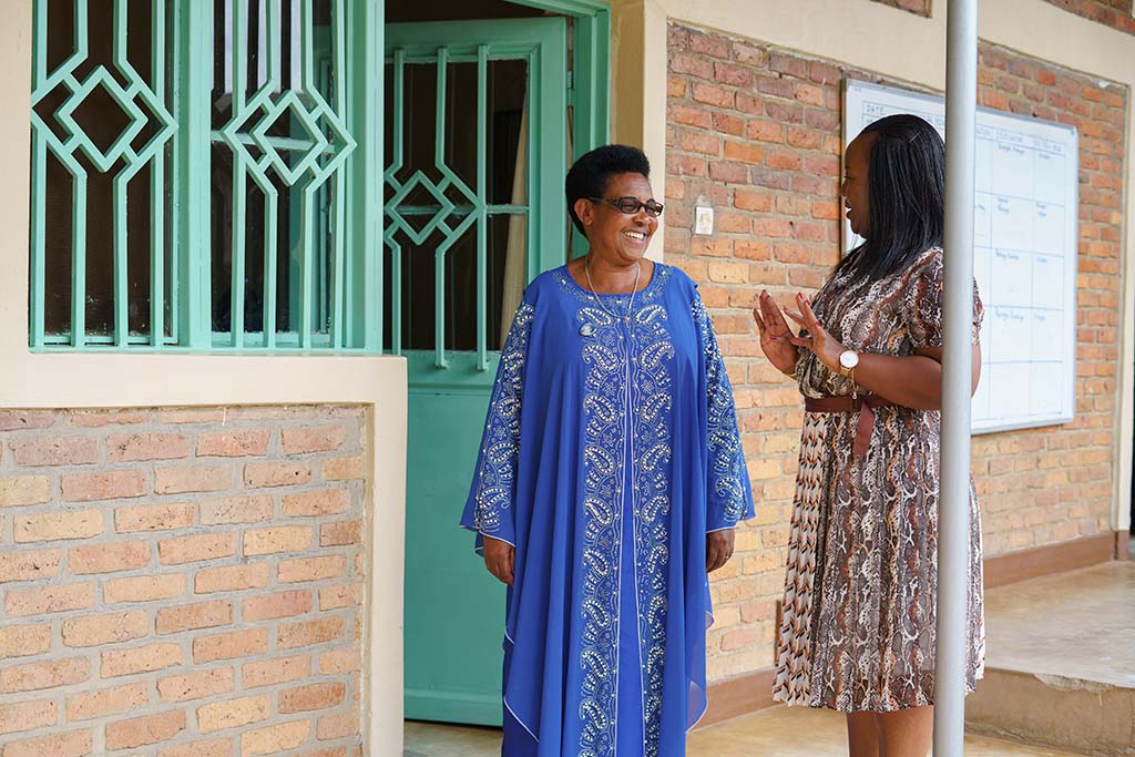 Christine Mukarukwaya, juridisk rådgivare och volontär, tillsammans med Ninette Umurerwa, nationell verkställande sekreterare. Båda två arbetar för Kvinna till Kvinnas partnerorganisation Haguruka i Rwanda. Foto: Gloria Powell