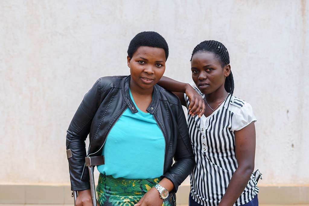 Ruth, 21, och Nadine, 24, är två av deltagarna i Hagurukas program för unga vuxna, och lär sig om sexuell och reproduktiv hälsa och rättigheter. Foto: Gloria Powell