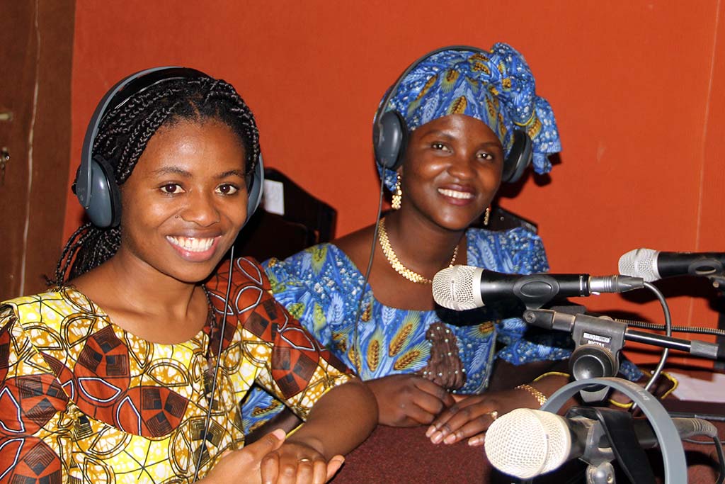 Douce Namwezi och Gisele Baraka på radiostationen Mama Radio som drivs av Kvinna till Kvinnas partnerorganisation AFEM i Bukavu, Demokratiska republiken Kongo. Foto: Eugénie Katagata