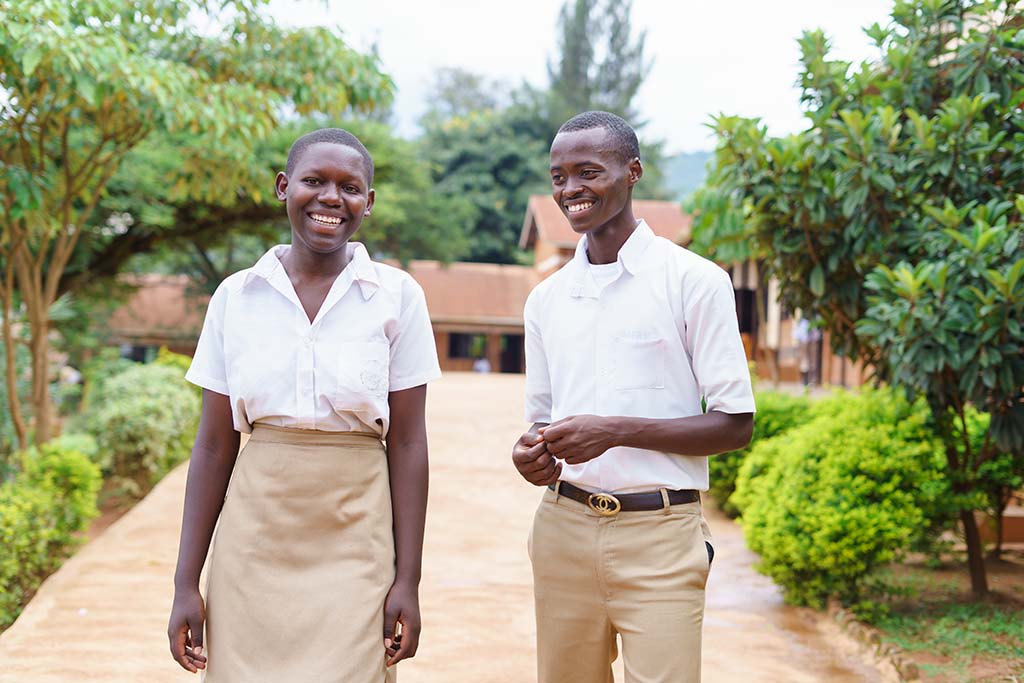 Justine, 17, och Clement, 20, som båda två deltar i Paper Crown Rwandas program 