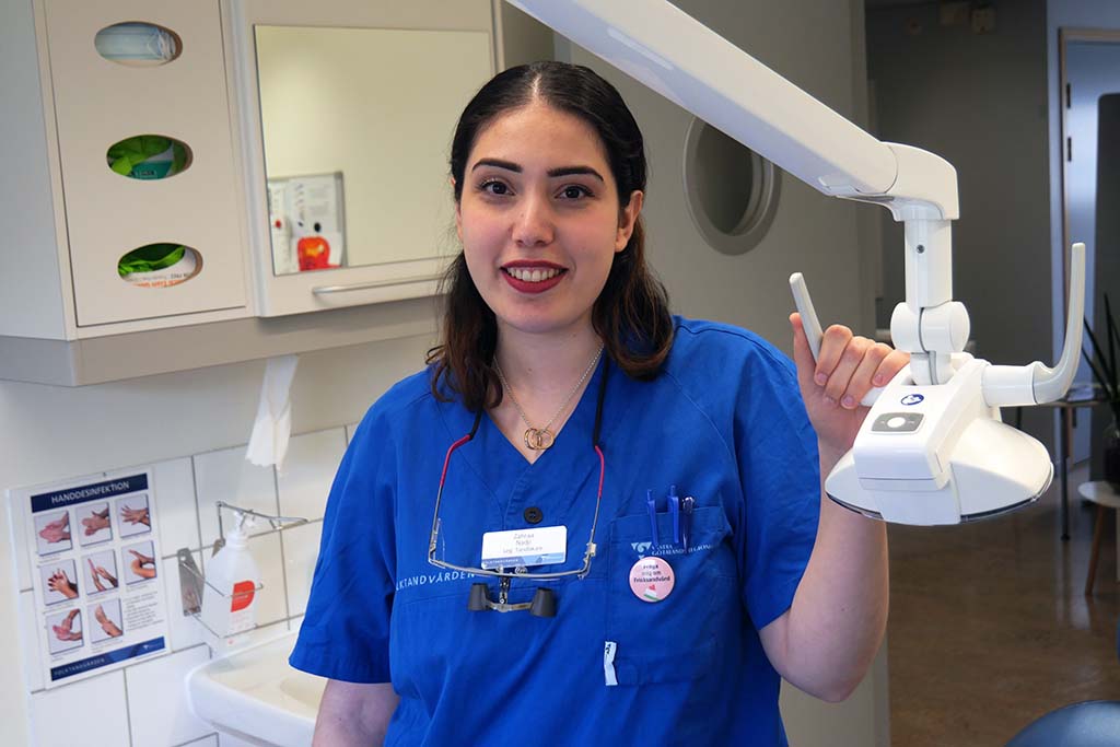 Zahraa Nadji går Kvinna till Kvinnas ledarskapsutbildning. Hon jobbar som tandläkare i Bergsjön i Göteborg och drömmer om att bli klinikchef. Foto: Kvinna till Kvinna/Ida Svartveden