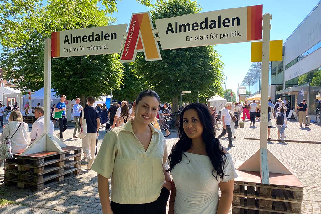 Jelena Bogavac och Deniz Aghada, deltagare i Kvinna till Kvinnas ledarskapsutbildning, på Almedalsveckan. Foto: Kvinna till Kvinna/Ida Svartveden.