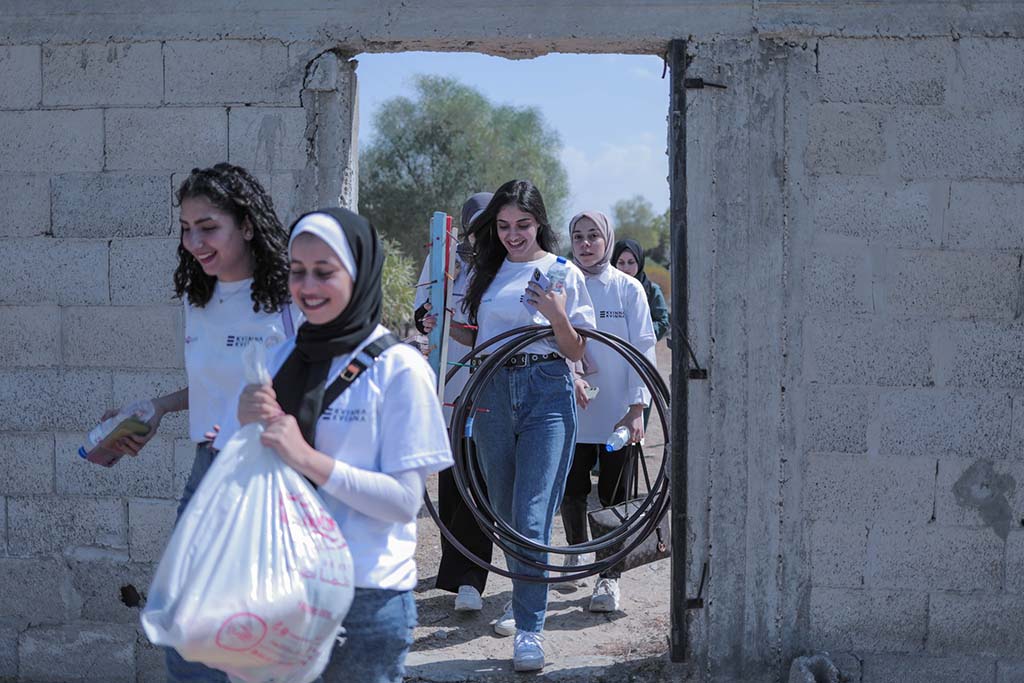 Genom stöd från Kvinna till Kvinna kan vår partnerorganisation Aisha skapa trygga mötesplatser för unga kvinnor som befinner sig i flyktingläger i Gaza. Fotograf: Aisha. 