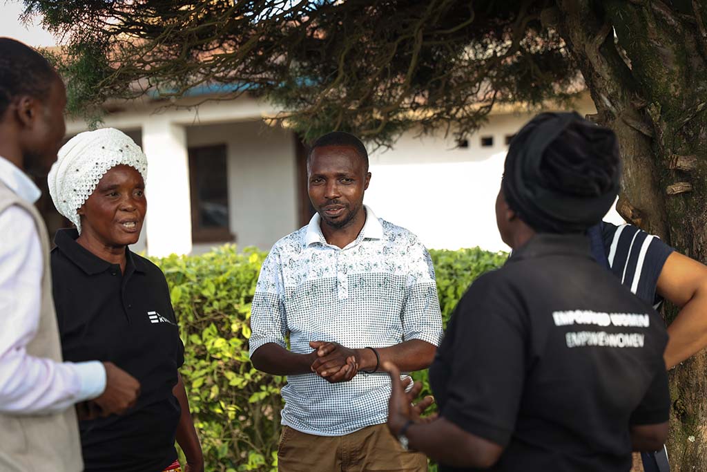 Esther och Philomene samtalar med Seraphin Mushagalusa som arbetar på SOFEDI. Fotograf: Ley Uwera. 