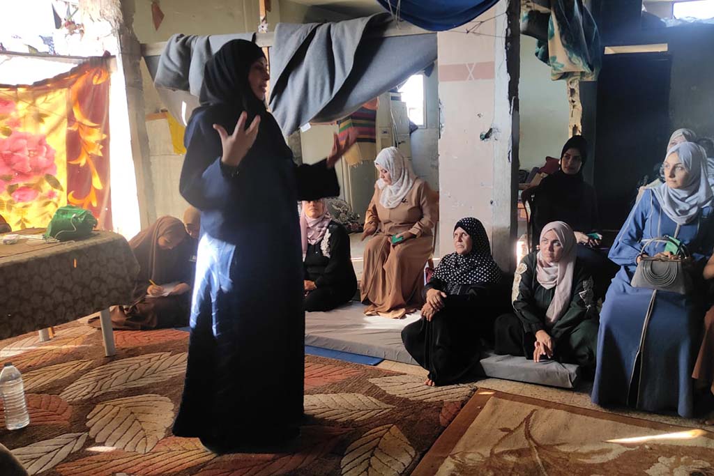 Kvinna till Kvinnas partnerorganisation Women’s Affairs Center som samlar kvinnor och barn för samtalsstöd och för att dela ut hygienkit i Gaza. Bilden är organisationens egen bild. 