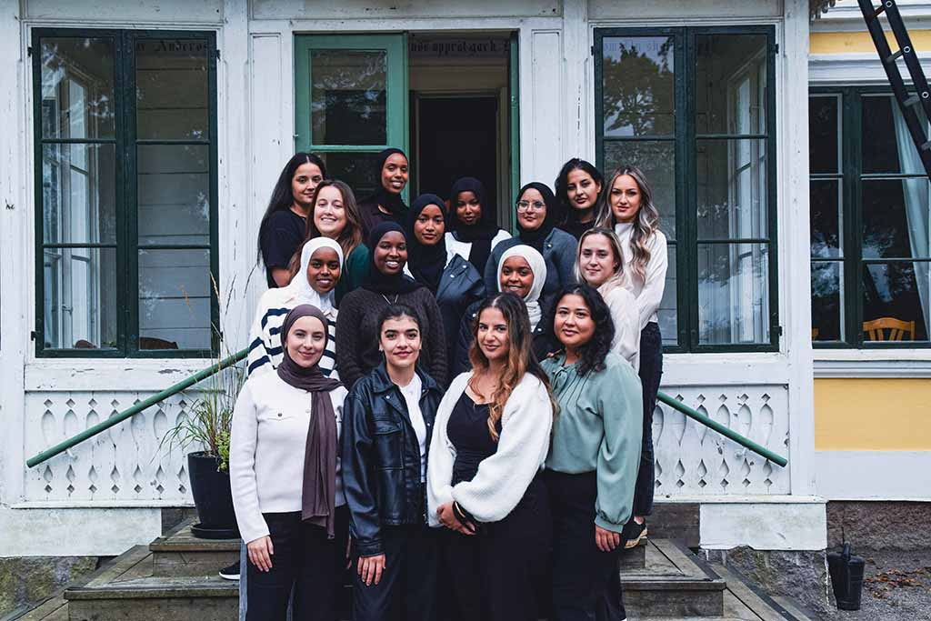 Deltagare från Kvinna till Kvinnas ledarskapsutbildning står framför Fogelstads kvinnliga medborgarskola. Foto: Kvinna till Kvinna/Amanda Moore