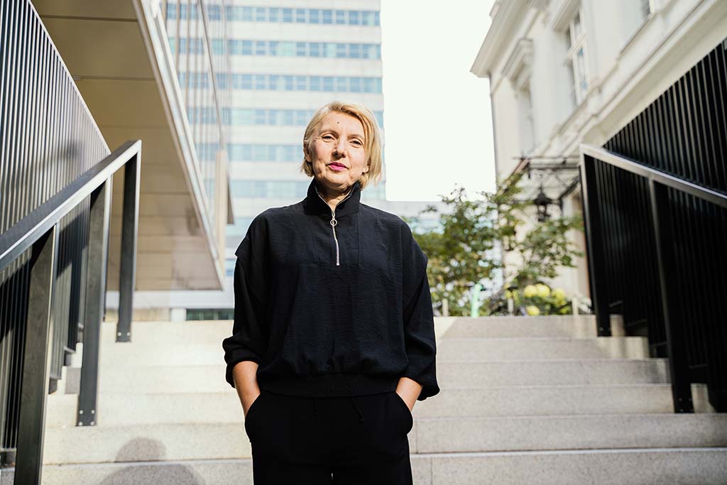 Aleksandra Štrbac rådgivare i jourtjänst vid det skyddade boendet för kvinnor och barn, som drivs av Kvinna till Kvinnas partnerorganisation United Women Banja Luka i Bosnien och Hercegovina. Foto: Jakub Bors/TOWER FILMS.