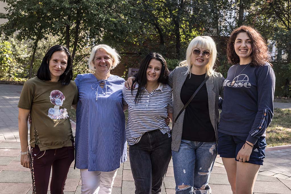 Olena, Milena, och Anna bor på ett av UFPH:s skyddade boenden. Här på bild tillsammans med Nataliia Lieshukova, chef, och Kateryna Kravets, socialarbetare. Foto: Oksana Parafeniuk