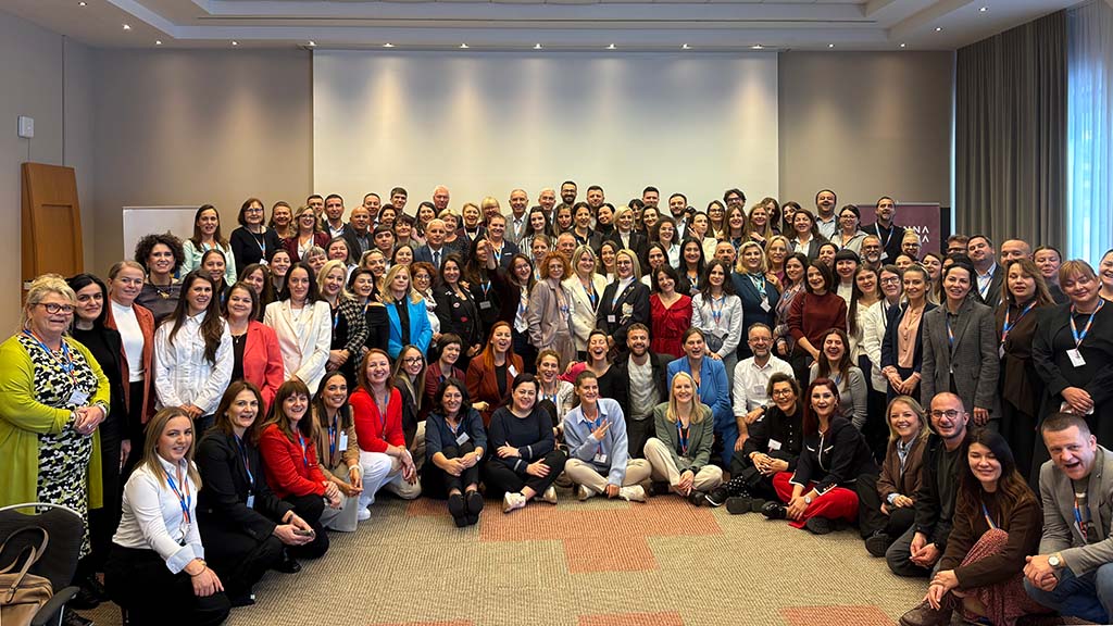 Gruppfoto från slutkonferens i Wien med deltagare. Foto: Kvinna till Kvinna/Monica Erwér
