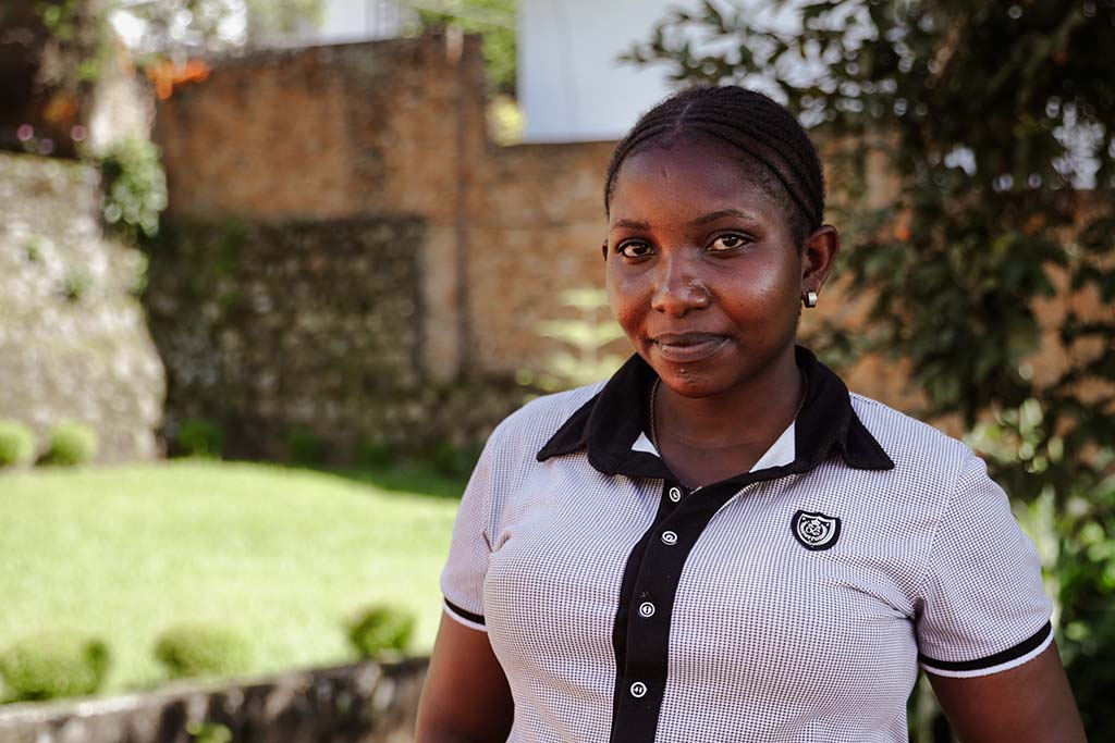 Att få gå i skolan är ingen självklarhet för flickor i DR Kongo, särskilt inte för de som blir gravida. Men Nshokano Mwakalwa Horace är ett positivt exempel: hon är både mamma och elev. Foto: Ley Uwera