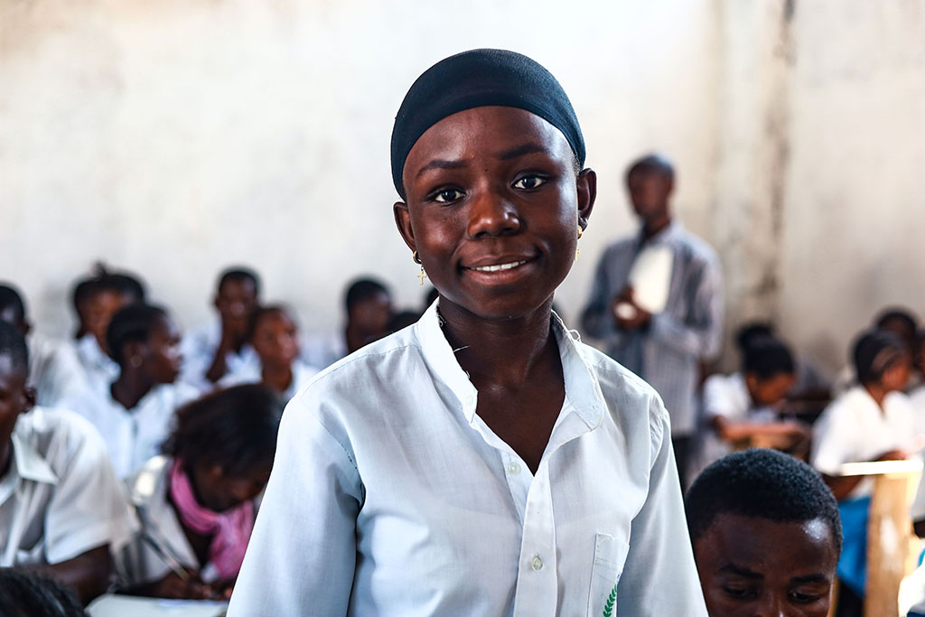 Rehema Byaombe älskar att gå i skolan och drömmer om att bli jurist. I DR Kongo går nästan hälften av alla flickor miste om möjligheten att gå i skolan och många kommer aldrig kunna förverkliga sina karriärsdrömmar. Foto: Neema Rachel 